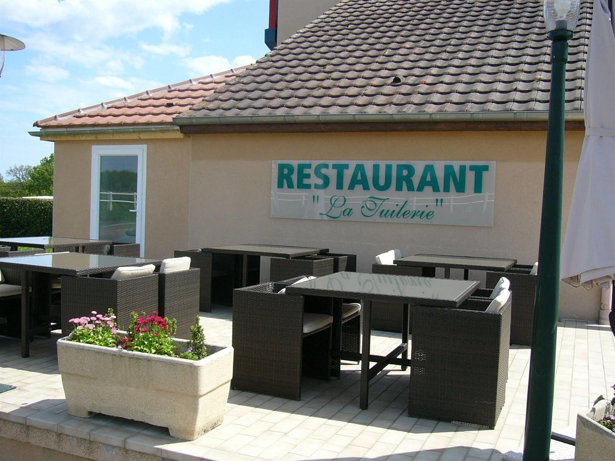 Ibis Avallon Magny  Екстер'єр фото