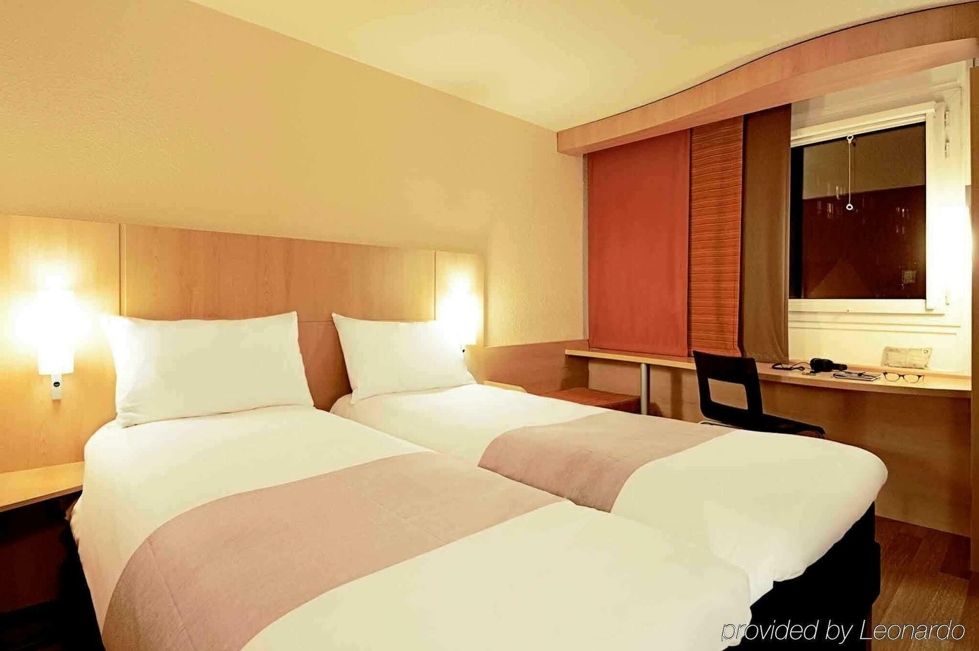 Ibis Avallon Magny  Екстер'єр фото
